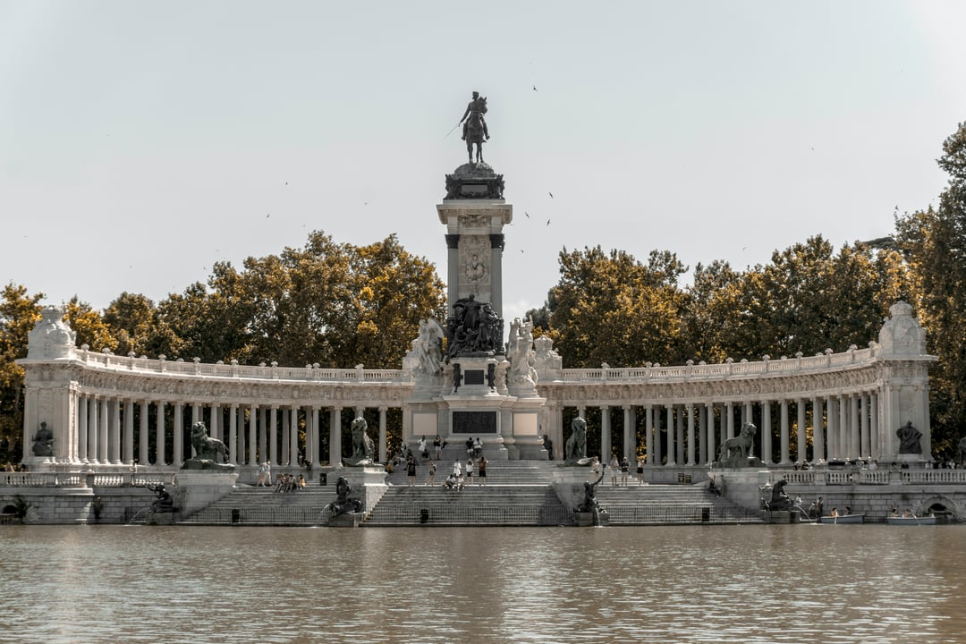 Tarifa de factura adicional por devolución de IVA en España